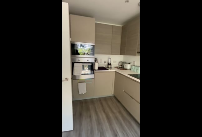 Large Bright Double room in Tranquil, green area Main Photo