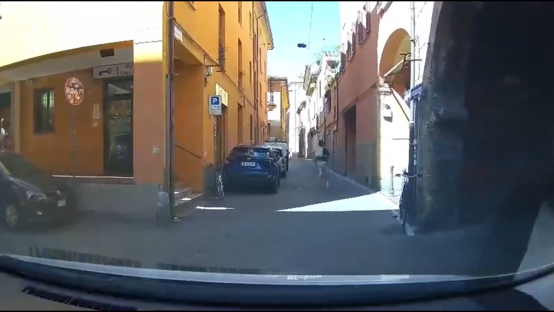 Scippo in centro a Bologna: tassista insegue il ladro e recupera la borsa