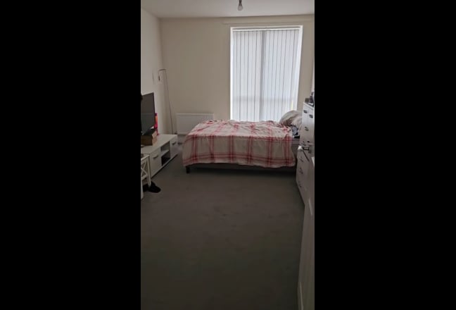 Double room in a scapious 2bed flat Main Photo