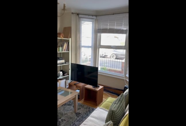 Sunny bedroom with private office space in Tooting Main Photo