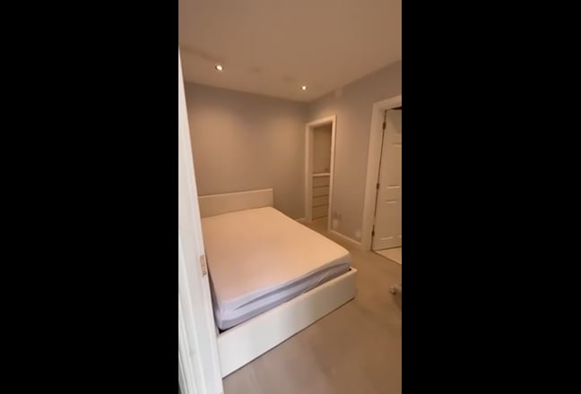 3  Double Room E Available 23 August (Sutton) Main Photo