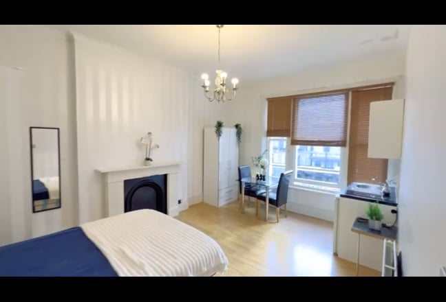 Large single bedsit available in Kensington Olymp Main Photo