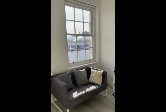 Kingsized Bedroom For Rent-Steps From Hyde Park Main Photo