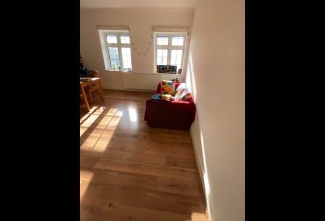 5 min walk to Finchley Road tube - Double room Main Photo