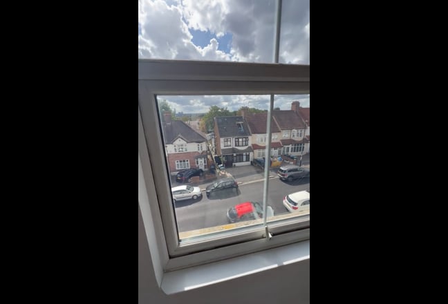 Newly decorated 2 DOUBLE bed flat in SE25 Main Photo