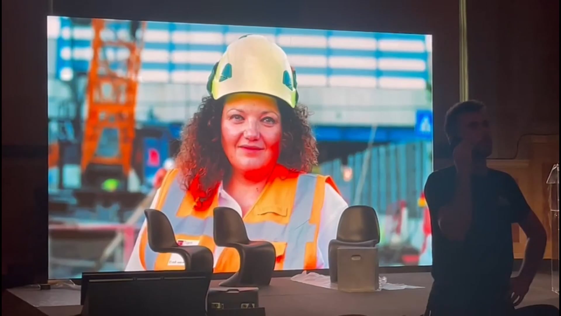 Lepore consegna una medaglia ai mille lavoratori dei cantieri