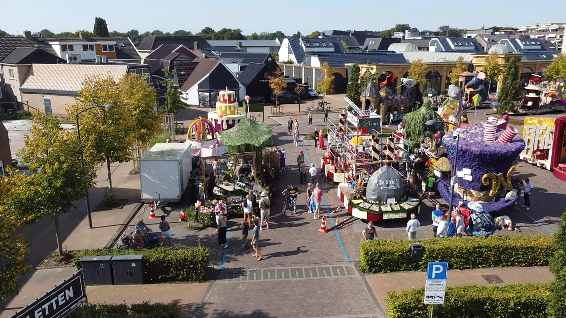 Rodermarkt praalwagens gestald op de Albertsbaan vanuit de lucht bekeken  #ditisRODEN.nl