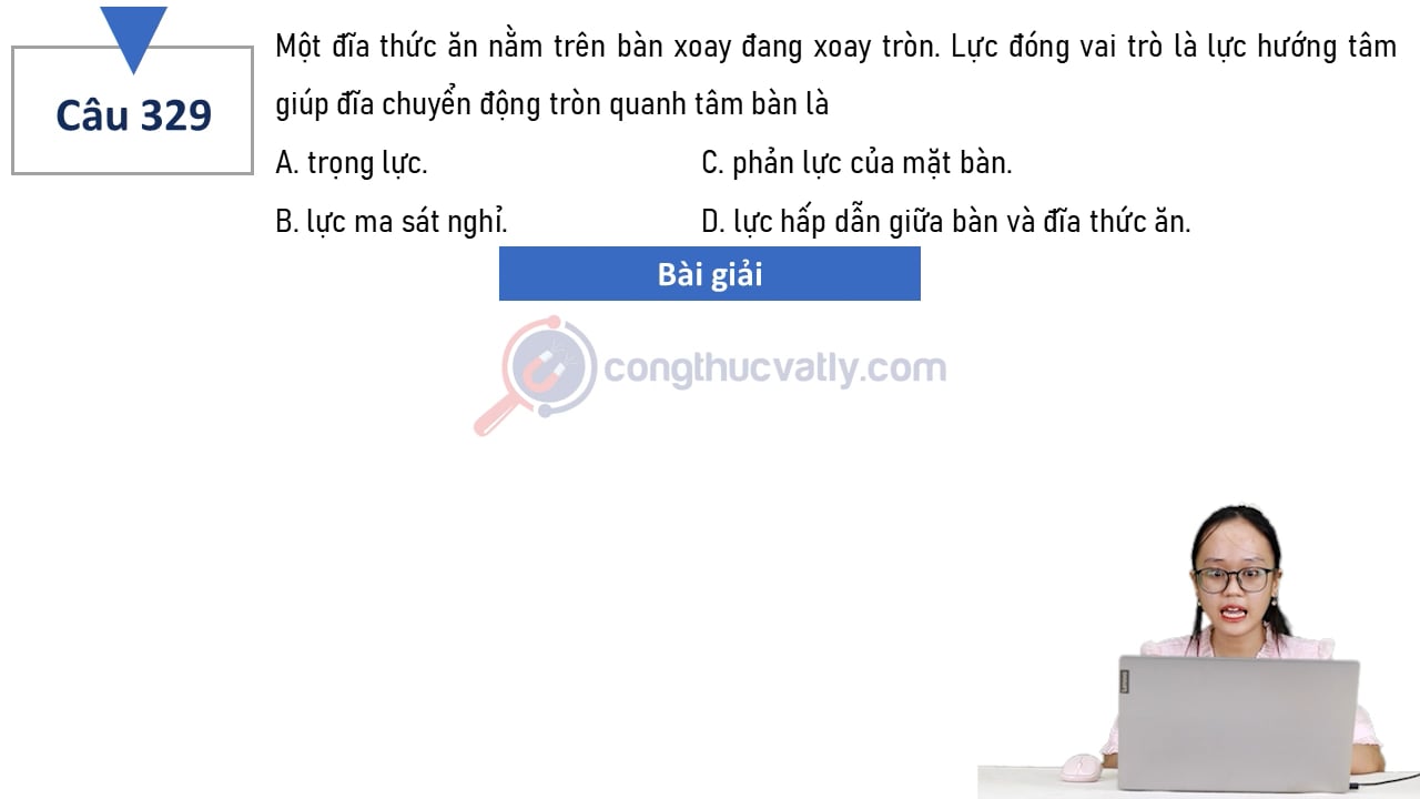 Một đĩa thức ăn nằm trên bàn xoay đang xoay tròn. Lực đóng vai trò là lực hướng tâm giúp đĩa chuyển động tròn quanh tâm bàn là