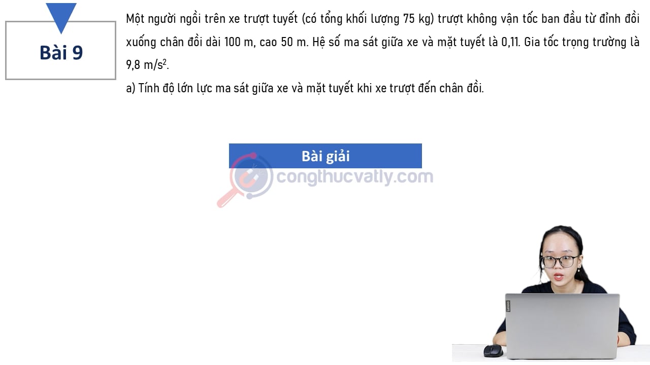 a) Tính độ lớn lực ma sát giữa xe và mặt tuyết khi xe trượt đến chân đồi. b) Đến chân đồi, xe còn trượt được một đoạn trên đường nằm ngang thì dừng lại. Tính công của lực ma sát trên đoạn đường này.