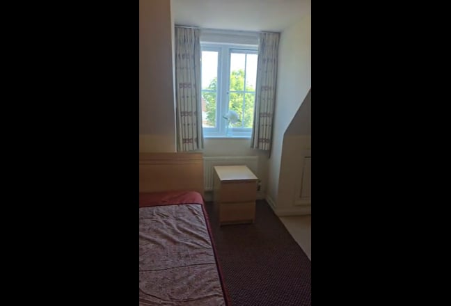 A fantastic,spaceous en suite double bedroom Main Photo