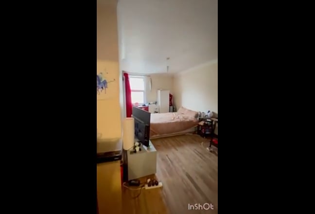 Double room w/WiFi. Bills £165 total £875 Main Photo