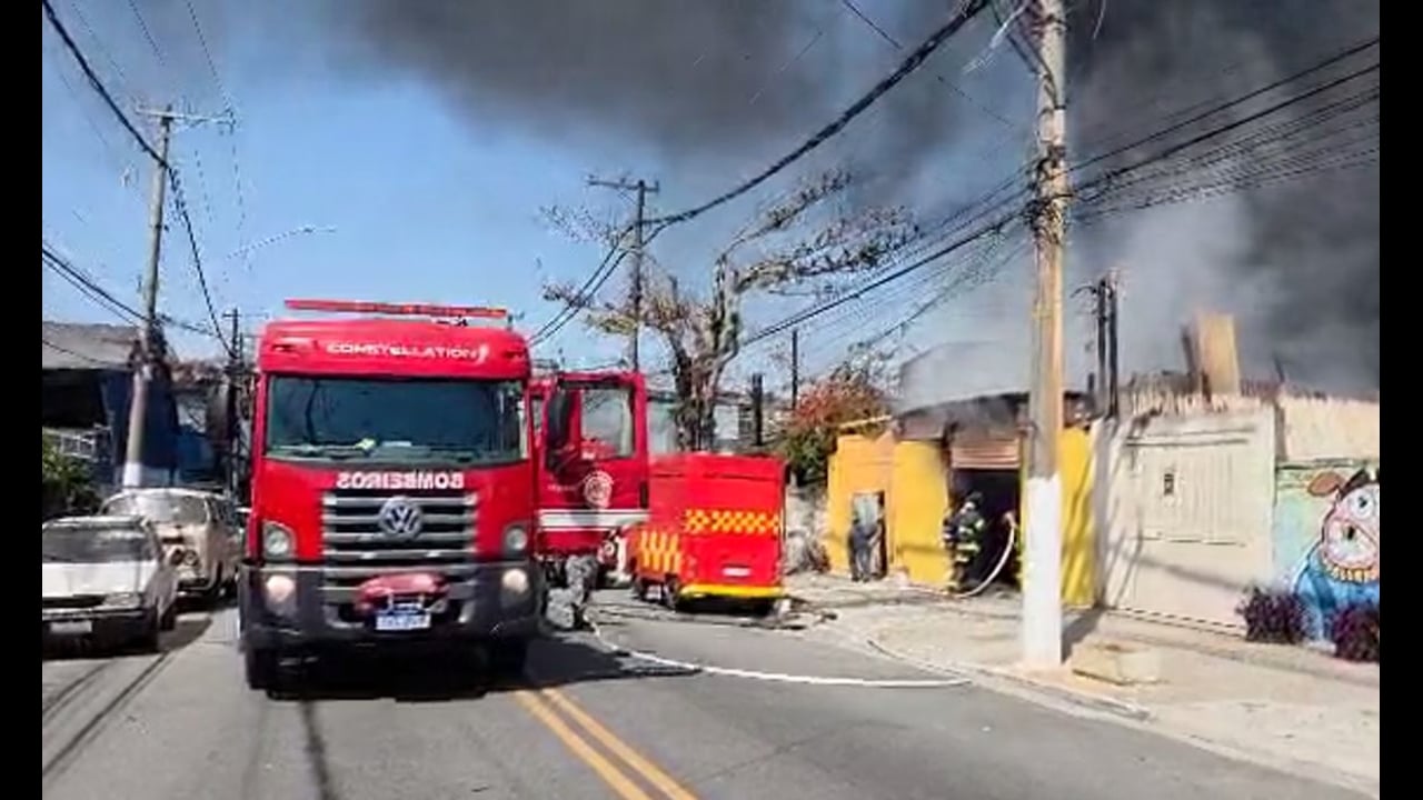 Incêndio atinge oficina mecânica na Zona Norte de São Paulo