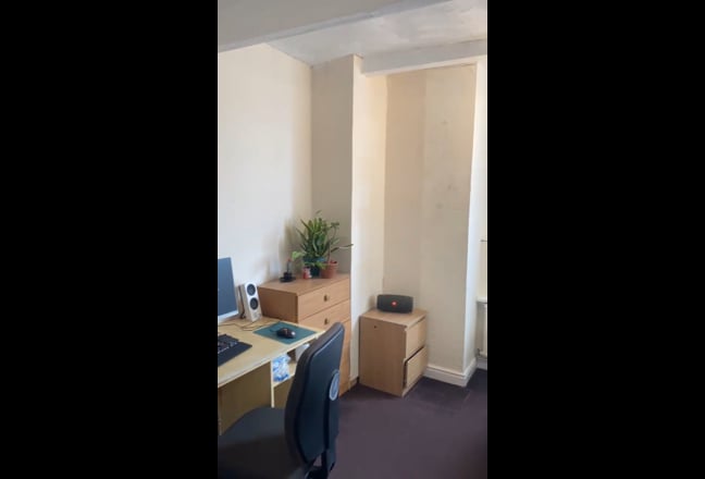 Large attic room Hunters Bar Nr to Sheffield Uni, Main Photo