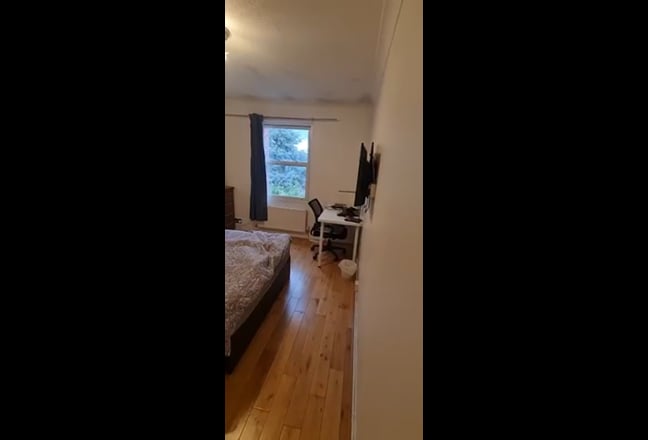 Amazing double room w/ tv available in Southfields Main Photo