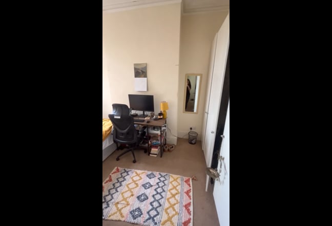 Ensuite Room Available in Spacious Oval Flat Main Photo