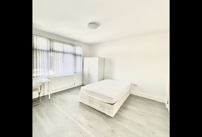 Double Room + Extra room + Ensuite +Bills + Wifi  Main Photo