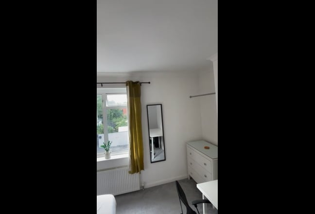 Modern Ensuite Dbl Room. Fast Broadband nr Town C  Main Photo