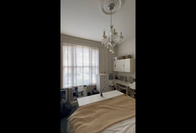 Female Professional - Beautiful Bow Townhouse Flat Main Photo