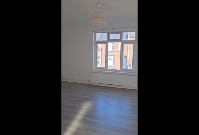 2Double bedrooms for rent wih live out landlord Main Photo