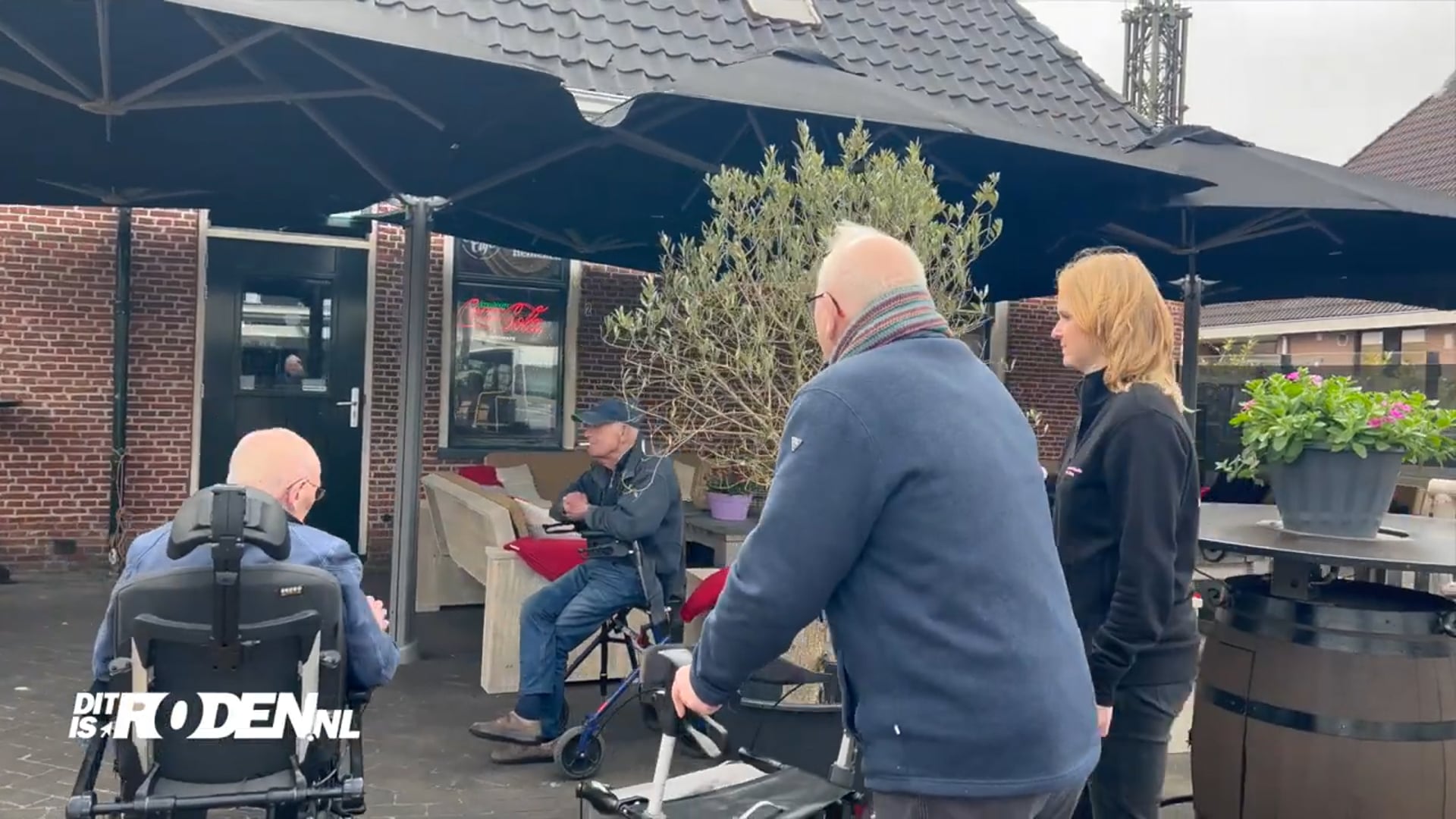 Bewoners Vredewold op bezoek bij Piraten Combinatie Ot en Sien