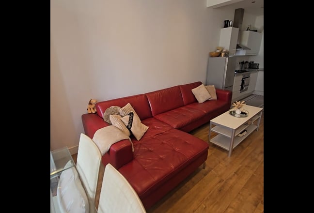Furnished En-suite bedroom available in 2 bed flat Main Photo