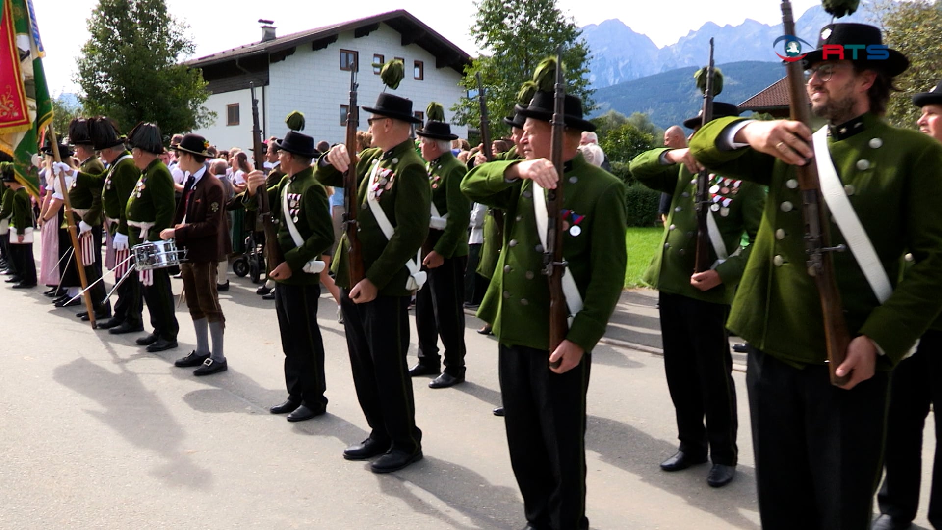 seit-400-jahren-in-bad-vigaun-prangerschuetzen-feiern-rundes-jubilaeum