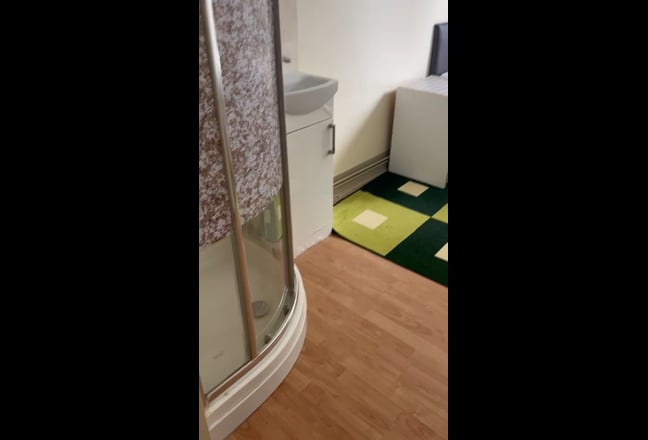  Double  Room with private shower to let -  W10  Main Photo