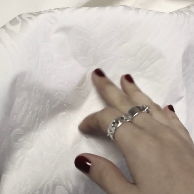 Vidéo: Gabardine floquée coton & élasthanne – Motif animalier blanc ton sur ton