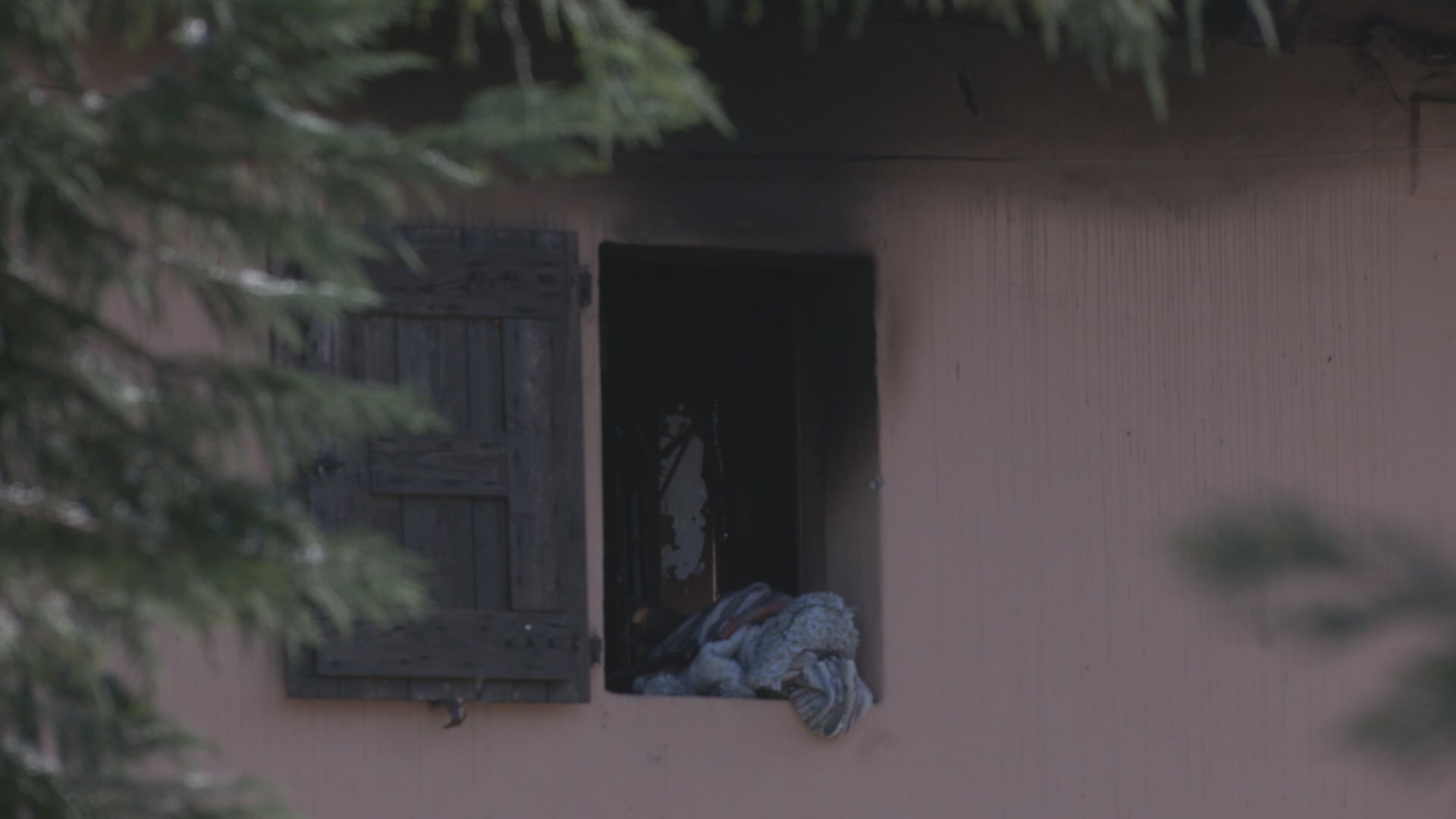 Tenta di strangolare il figlio 15enne e poi dà fuoco alla casa, arrestato