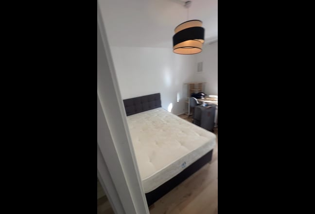 Modern Double in VIbrant Aldgate East Main Photo