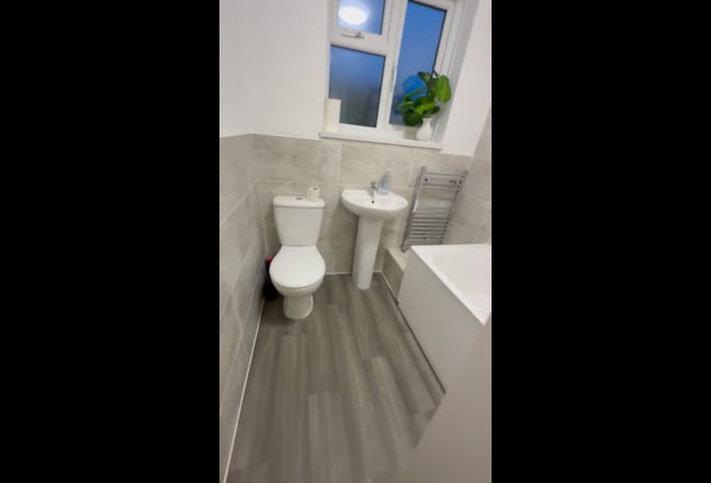 Single Room Available SM4 4LE Main Photo