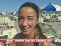 Senigallia - Tanti ancora in spiaggia: "Caldo, relax e tre bagni al giorno"