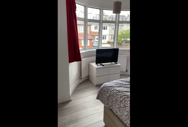2 Double bedrooms house newly refurbished Main Photo