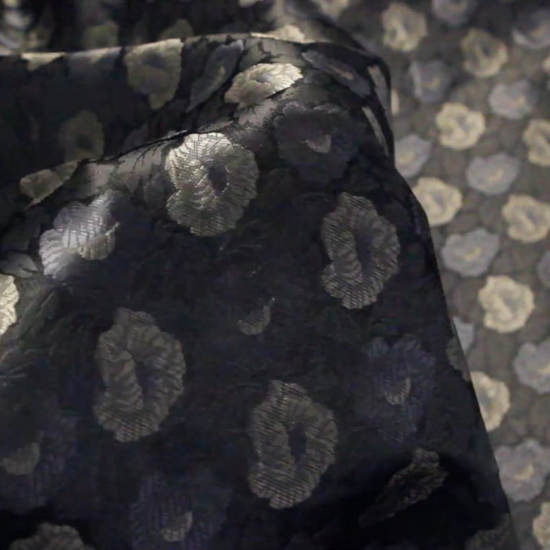 Vidéo: Jacquard - Fleur beige et gris sur fond noir