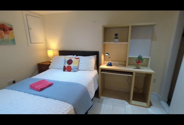 Modern style ensuite double room near town centre  Main Photo