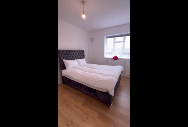 Furnished Large Double Room – Bills Included Main Photo