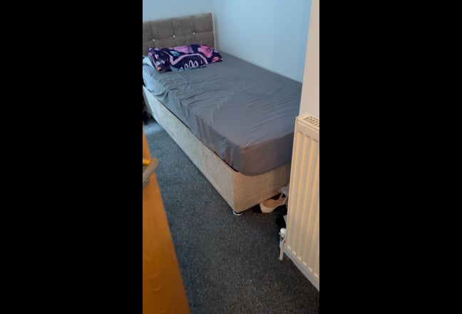 Single room with its toilet Main Photo