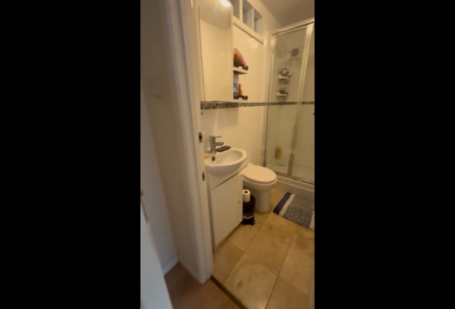 Double Room with Private Bathroom (En-Suite) – Buc Main Photo