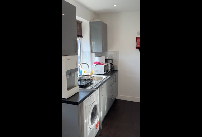 New Malden: Large En-Suite Room to Rent  Main Photo