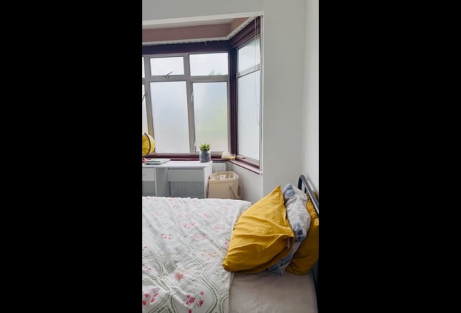 🌿 Bright Double Room in a Friendly Neasden Home  Main Photo