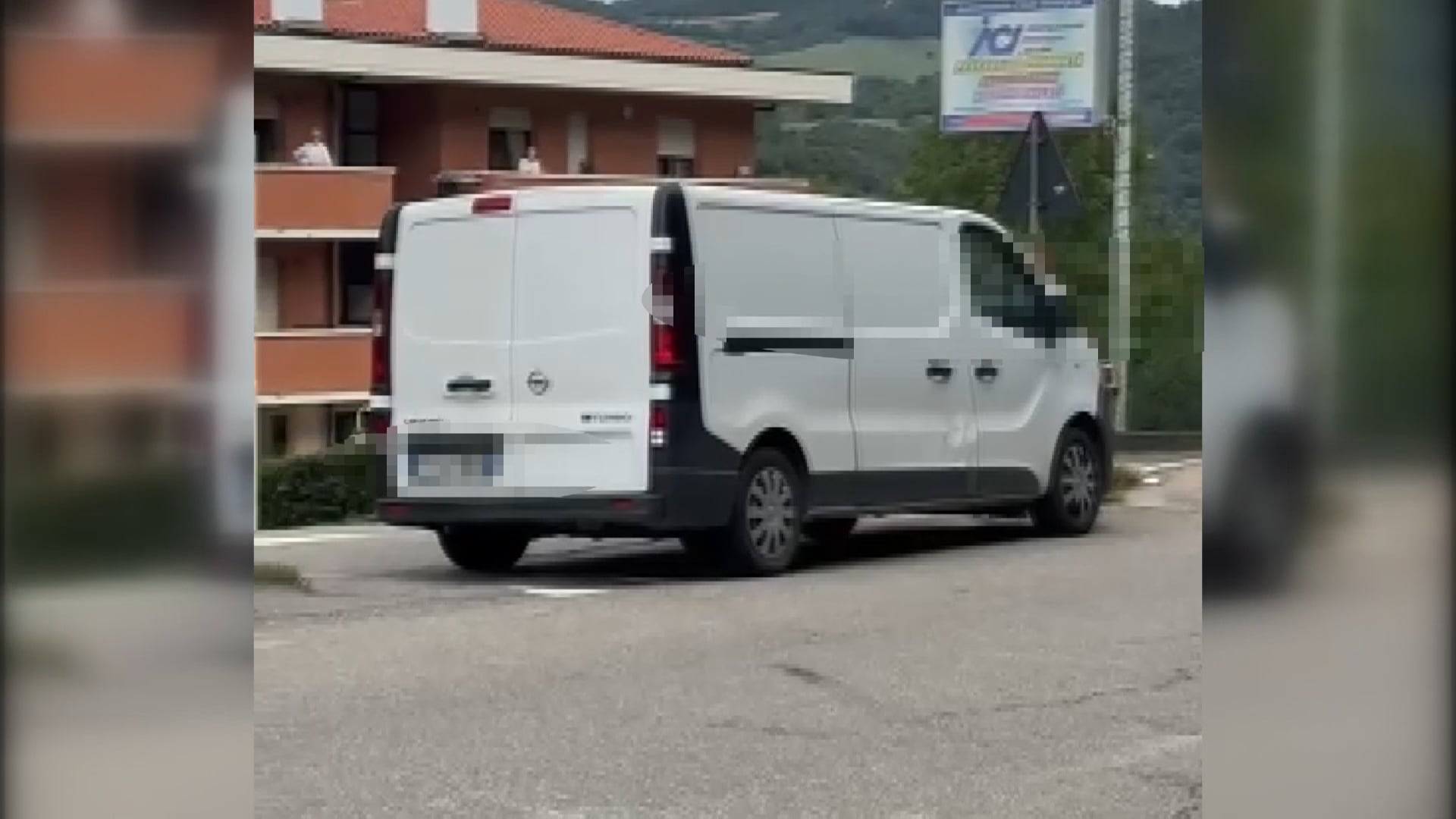 Rioveggio: straniero danneggia le auto, fermato col taser