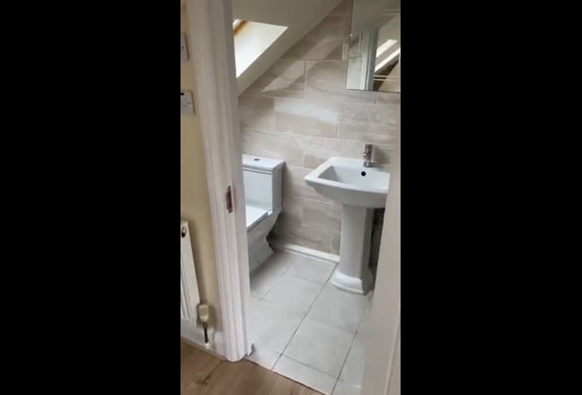 Lovely 2nd flr large Loft room with en-suite   Main Photo