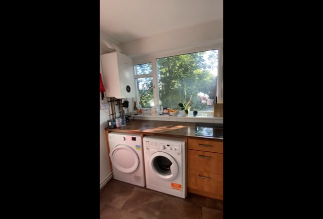 Double room available for 3 weeks Main Photo