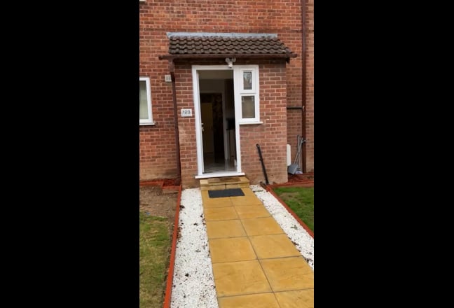 1 Bedroom and 1 lounge room available near to JLR Main Photo