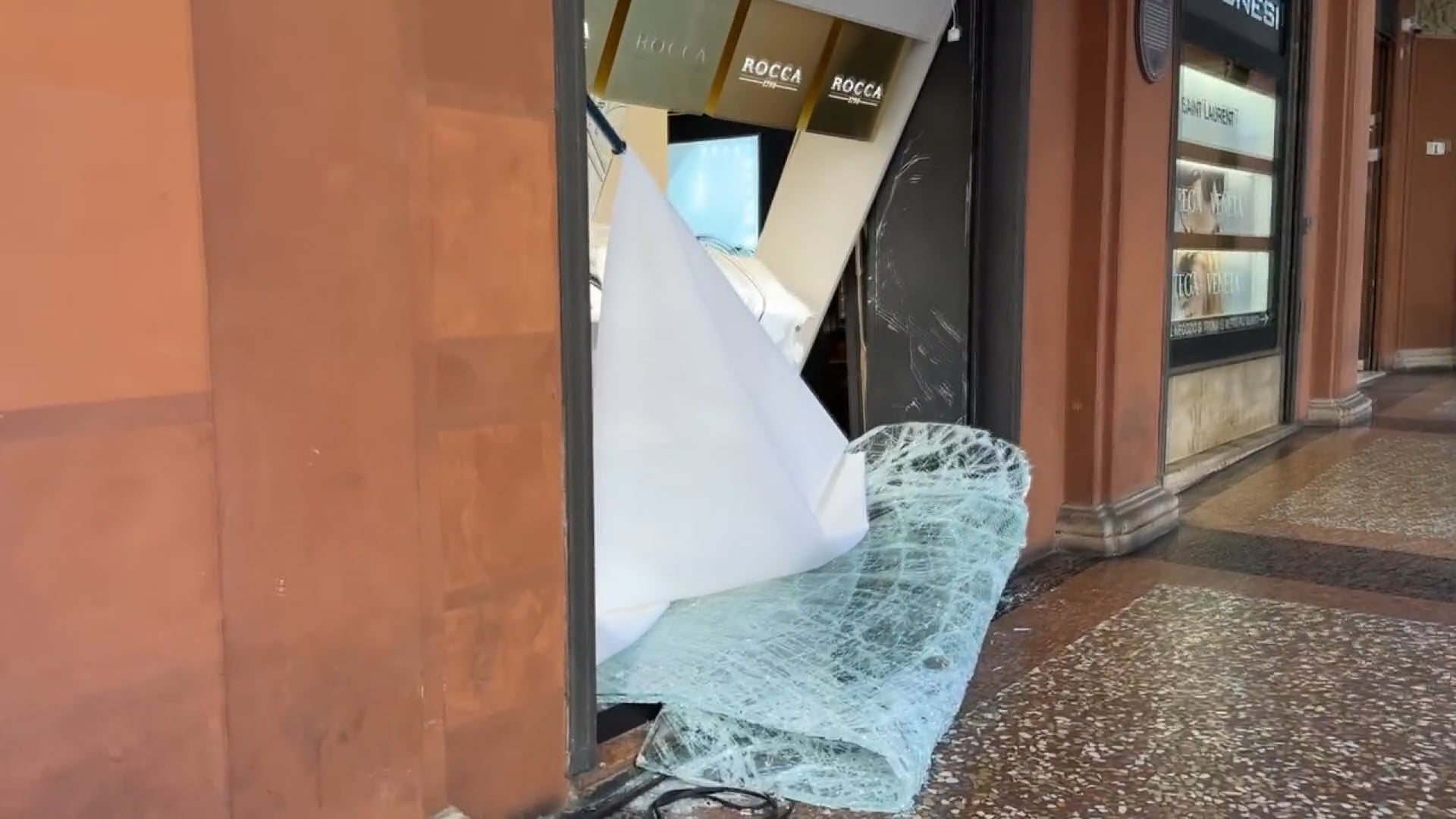 Furto in gioielleria in Piazza Cavour: auto come ariete contro una vetrina