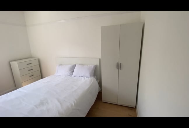 Large Ensuite with queen bed, private bathroom  Main Photo