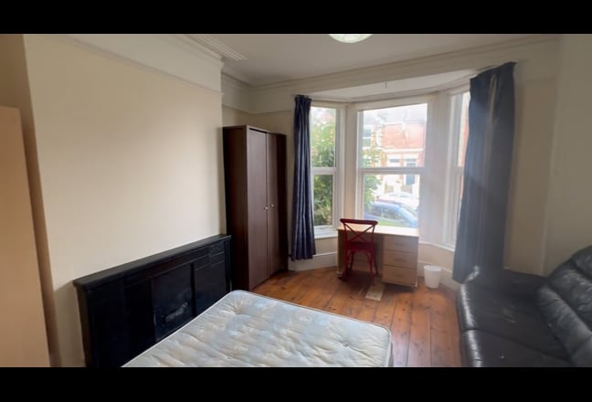 No Depost: Big Rooms, Bills inc & Furnished Main Photo