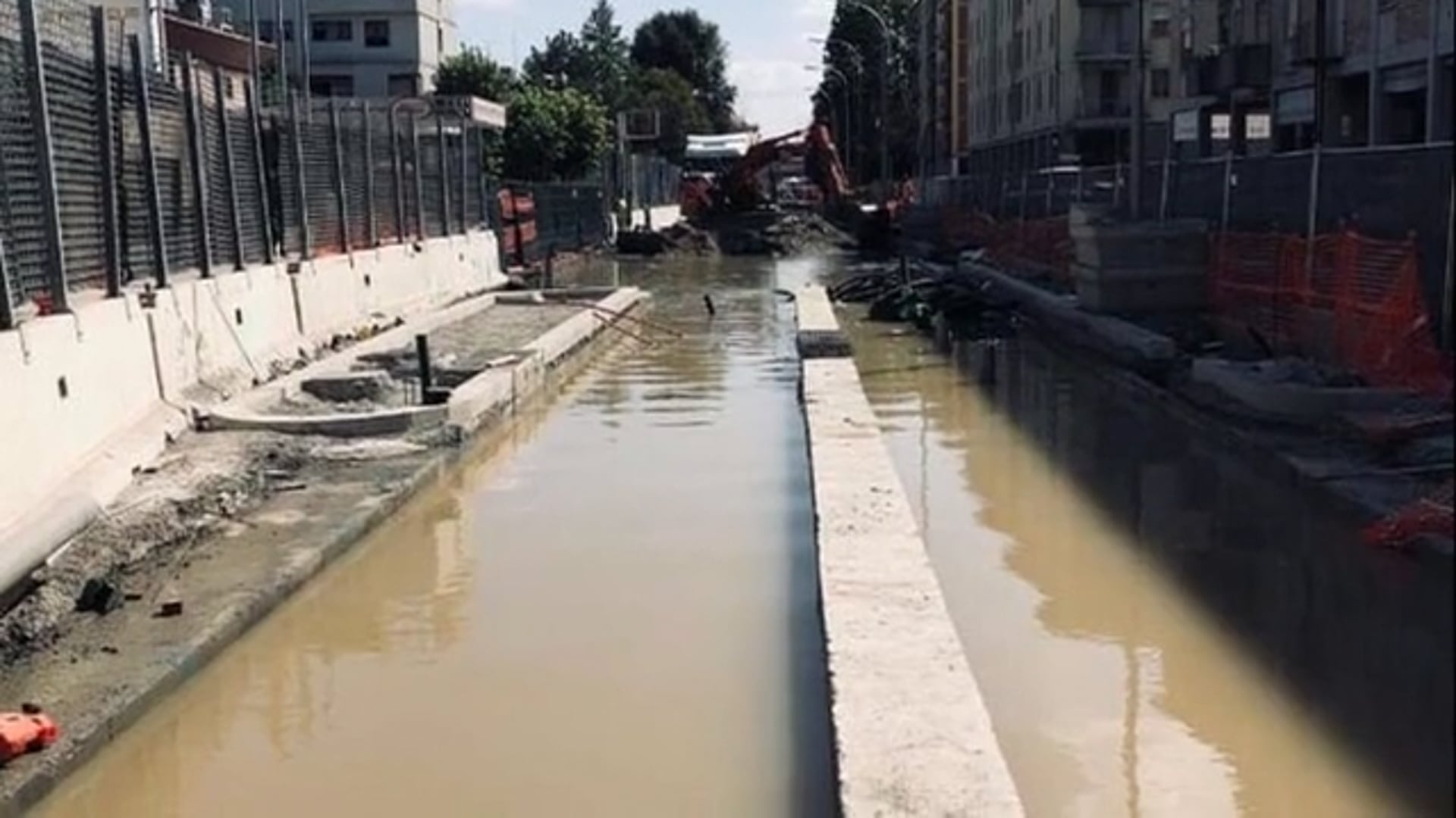 Tram: a Borgo Panigale rotto un tubo dell’acqua durante i lavori