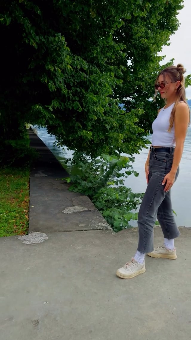 Selfie assistants for Samsung GalaxyZ Flip7 ~ animations by Marco Moroni.