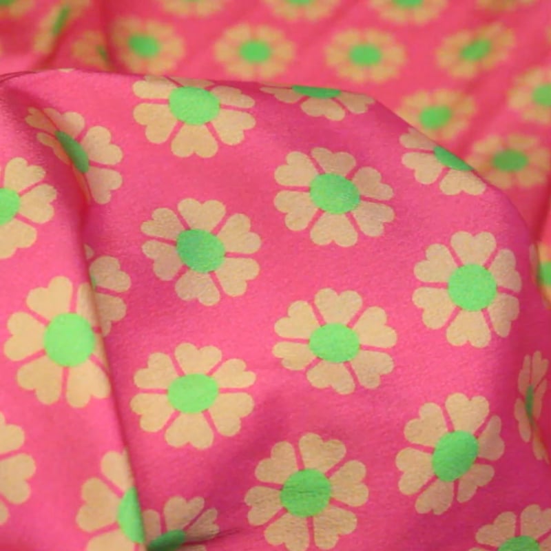 Vidéo: Crêpe satin - Fleurs vertes fond fuchsia